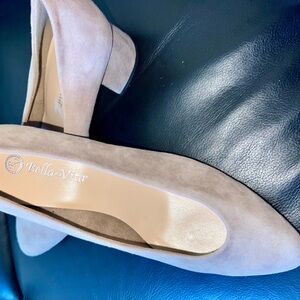 Brand new Bella Vita shoes 9 1/2 wide width w/dust bag